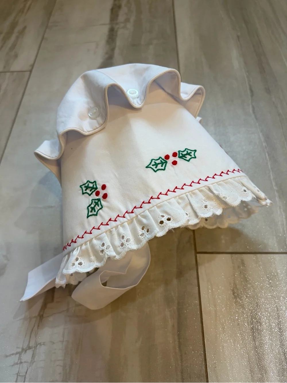 NWT TBBC White Embroidered Belfaire Festive Holly Bonnet, Girls XS (0-3M)